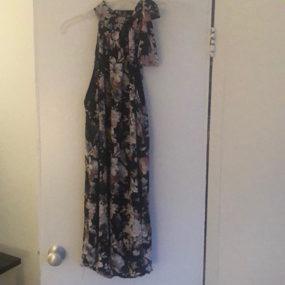 Beautiful tie neck shift dress!
